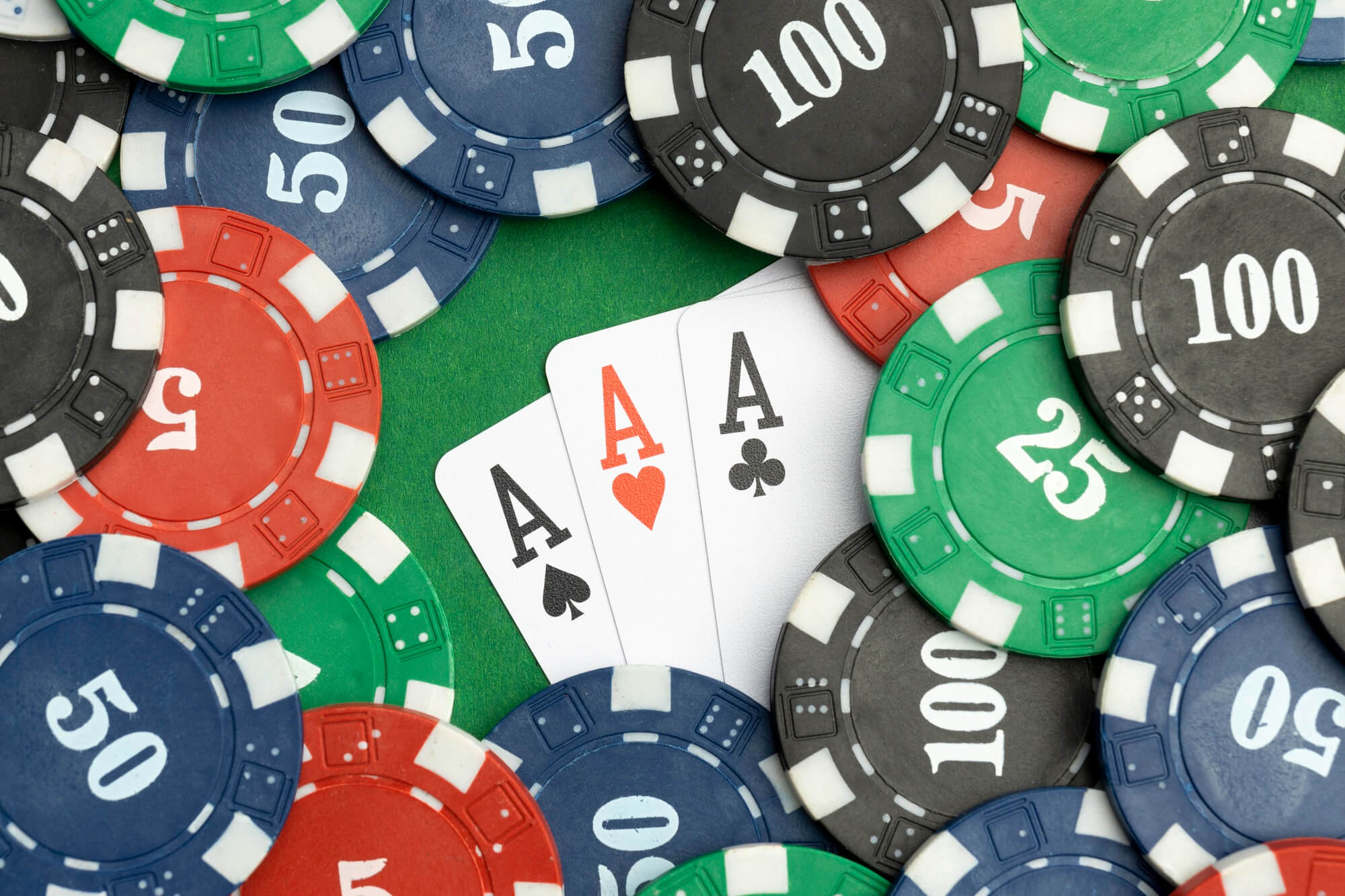 Casino Rocket App Casino Rocket App näki päivänvalon vuonna 2020. Riippuen siitä, missä päin maailmaa sovelluksen välityksellä pelaa, se tarjoaa jopa 3000 eri peliä, jotka ovat peräti 35 eri pelistudion käsialaa. Casino Rocket on nopeasti noussut suosioon pelaajien keskuudessa. Sen turvallisuutta ja luotettavuutta ohjaavat Curacaon sille myöntämä pelilisenssi, joka takaa nettikasinon laadun. Lue lisää Casino Rocketin mobiilisovelluksesta, sen asentamisesta sekä yhteensopivista laitteista. Miten Casino Rocket App toimii? Casino Rocket Appilla ei tällä hetkellä ole käytössä omaa konekieleen perustuvaa sovellusta, joka pitäisi ladata älypuhelimelle tai tabletille sovelluskaupasta. Oman sovelluksen sijaan Casino Rocket App toimii internetselaimen HTML5-koodiin perustuvalla sovelluksella. Niinpä pelaajien ei tarvitse ladata laitteilleen ylimääräisä sovelluksia, vaan he voivat vain avata kasinosivun haluamallaan laitteella, jonka jälkeen sivusto sopeutuu automaattisesti laitetta varten. Casino Rocket App on yhteensopiva useimpien yleisten älypuhelinten kanssa riippumatta niiden valmistajasta tai niiden käyttöliittymästä. Jotta sovelluksella pelaaminen olisi mahdollisimman turvallista, mitään siihen liittyvää ei tule ladata puhelimelle tai tabletille ulkopuolisilta tahoilta. Niinpä Casino Rocket Appin kanssa ei kannata asentaa ulkopuolisia sovelluksia, sillä kaikki pelaamiseen tarvittava on saatavilla nettiselaimen avulla. Kasinolla on tuhansia pelejä, joten kaikkien niiden paketoiminen samaan sovellukseen turvallisesti ja toimivasti olisi teknisesti erittäin vaikeaa. Maksaminen ja asiakaspalvelu Casino Rocket Appin pelaajat voivat käyttää useita maksuvälineitä. Näihin lukeutuvat niin perinteiset pankkikortit kuin modernit kryptovaluutat. Käytettävät maksuvälineet voivat vaihdella sen mukaan, minkä maan alueelta kasinoa haluaa käyttää. Maksuvälineestä riippuen voittojen ja talletusten kotiuttaminen Casino Rocket Apilta saattaa kestää jopa 3 päivää kotiutuksen turvallisuuden takaamisen vuoksi. Casino Rocket Appin asiakaspalvelu on tavoitettavissa sähköpostitse osoitteella support@rocketcasino.com. Tämän lisäksi nettisivustolla on mahdollisuus yhteydenottoon joko lomakkeen tai chatin välityksellä. Lopuksi Casino Rocket App on sen laajan käytettävyyden ja yhteensopivuuden ansiosta hyvä vaihtoehto uusille, nettikasinoa etsiville pelaajille. Sen vahvuuksiin voidaan lukea myös sen turvallisuus ja bonukset, jotka ovat tarjolla riippumatta pelaajan laitteesta tai selaimesta.